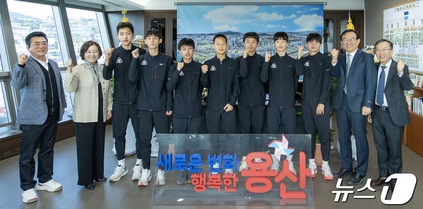 본문 이미지 - 22일 배문고 육상부 선수들이 박희영 용산구청장(왼쪽에서 두 번째) 집무실을 방문해 면담했다. (용산구 제공)ⓒ 뉴스1