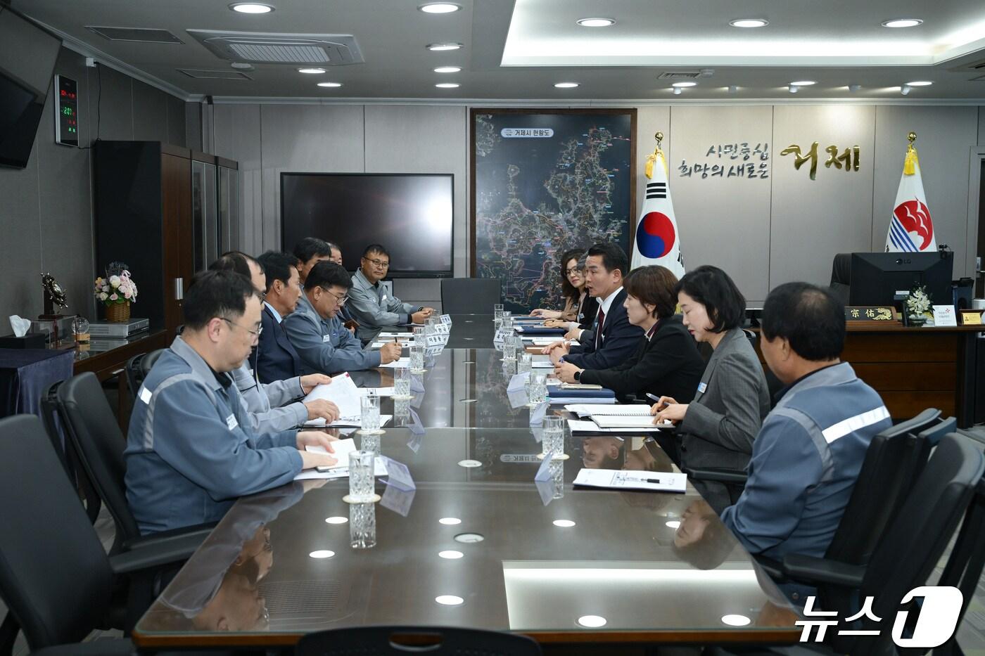 박종우 거제시장과 삼성중공업, 한화오션, 사내외 협력사 및 거제상공회의소 관계자가 24일 거제시청 시장실에서 고용위기지역 지정기간 종료에 대비한 지원 대책을 논의하고 있다.(거제시 제공)