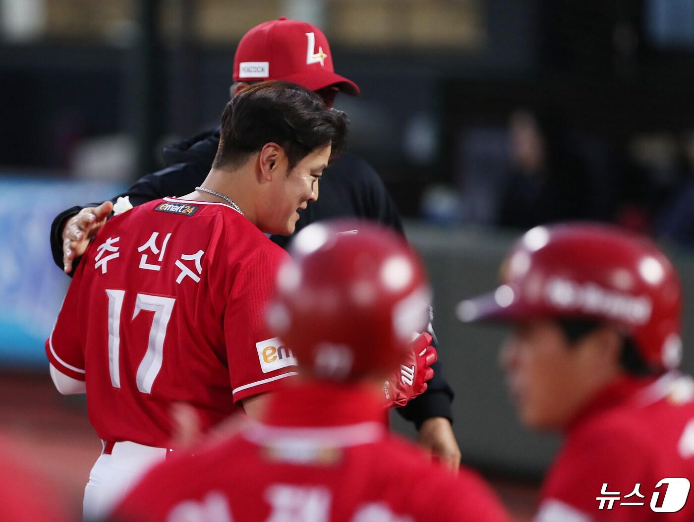 본문 이미지 - 24일 오후 부산 사직야구장에서 열린 &#39;2024 신한 SOL 뱅크 KBO리그&#39; 롯데 자이언츠와 SSG 랜더스의 경기, 2회말 SSG 추신수가 한미 2000안타 기록을 달성한 후 이숭용 감독에게 축하를 받고 있다. 2024.4.24/뉴스1 ⓒ News1 윤일지 기자