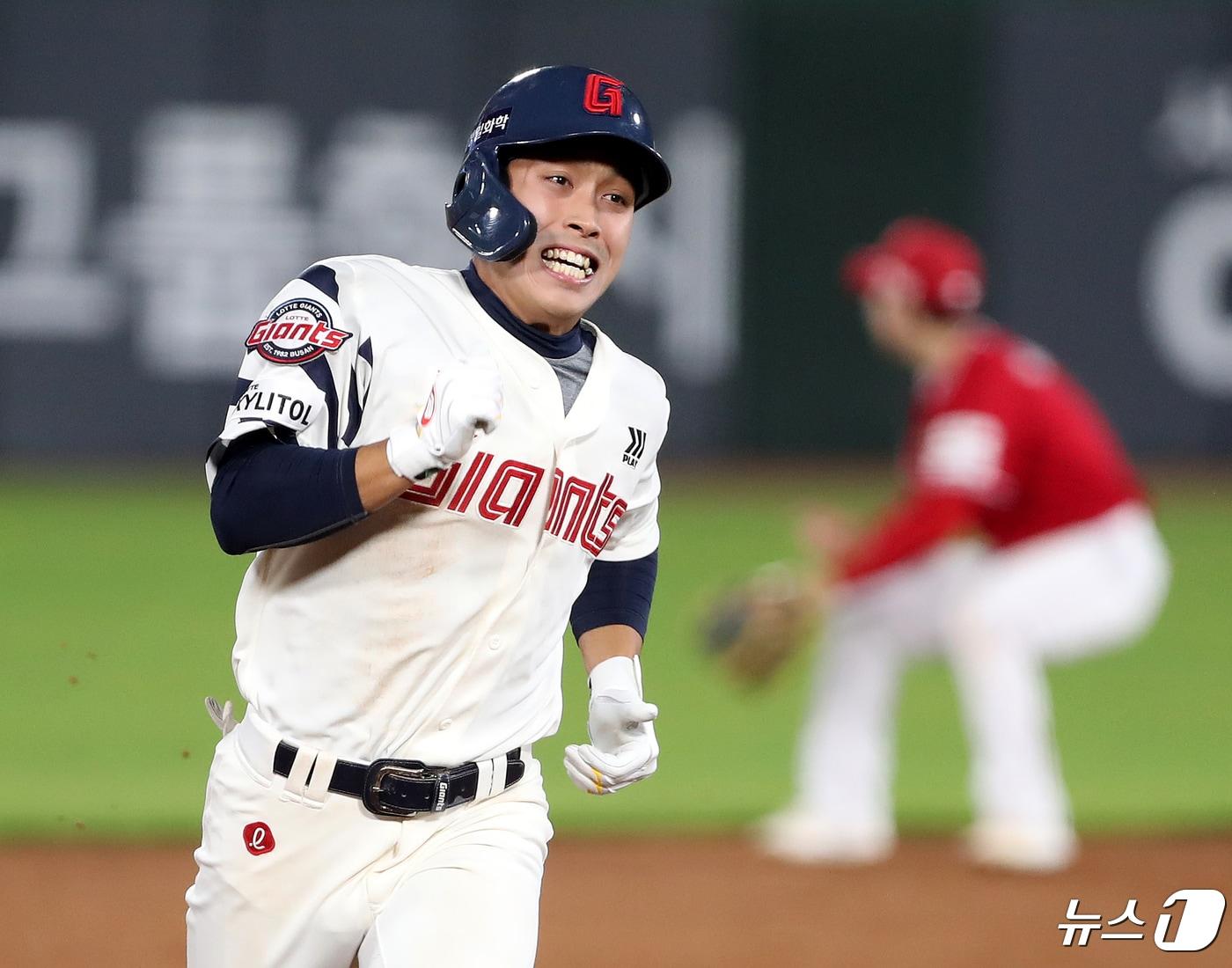 본문 이미지 - 부상에서 회복한 롯데 자이언츠 황성빈이 1군에 복귀했다. /뉴스1 DB ⓒ News1 윤일지 기자