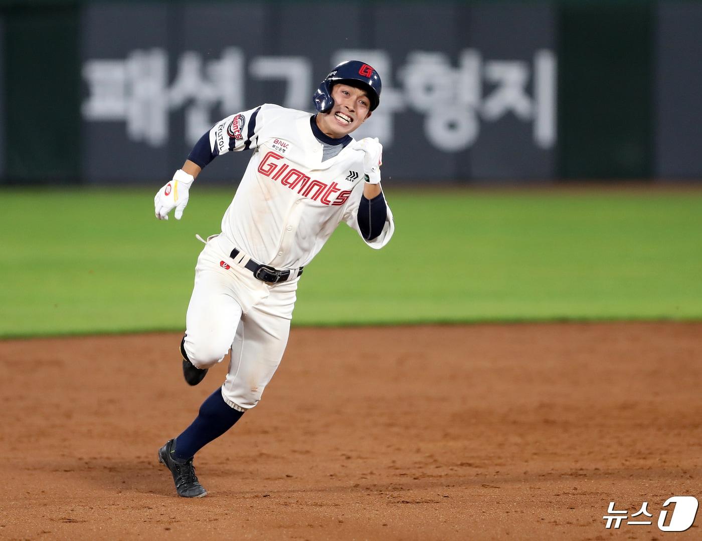 본문 이미지 - 부상 복귀 이후 2경기 만에 선발 라인업에 복귀한 롯데 황성빈. /뉴스1 DB ⓒ News1 윤일지 기자