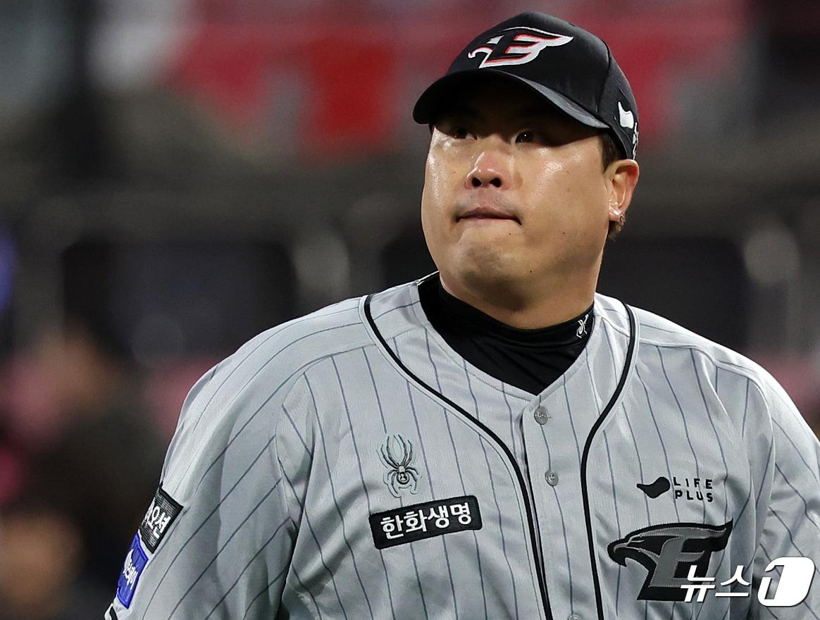 본문 이미지 - 24일 오후 경기도 수원시 장안구 수원KT위즈파크에서 열린 ‘2024 신한은행 SOL뱅크 KBO리그’ 한화 이글스와 kt 위즈의 경기, 한화 류현진이 5회말 이닝을 실점 없이 마친 뒤 더그아웃으로 향하고 있다. 2024.4.24/뉴스1 ⓒ News1 김진환 기자