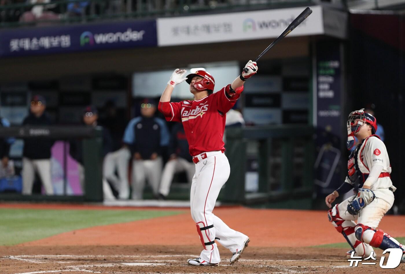 24일 오후 부산 사직야구장에서 열린 '2024 신한 SOL 뱅크 KBO리그' 롯데 자이언츠와 SSG 랜더스의 경기, 5회초 2사 주자 없는 상황 SSG 최정이 솔로 홈런을 치고 있다. 최정은 이날 468호 홈런으로 KBO리그 통산 최다 홈런 신기록을 달성했다. 2024.4.24/뉴스1 ⓒ News1 윤일지 기자