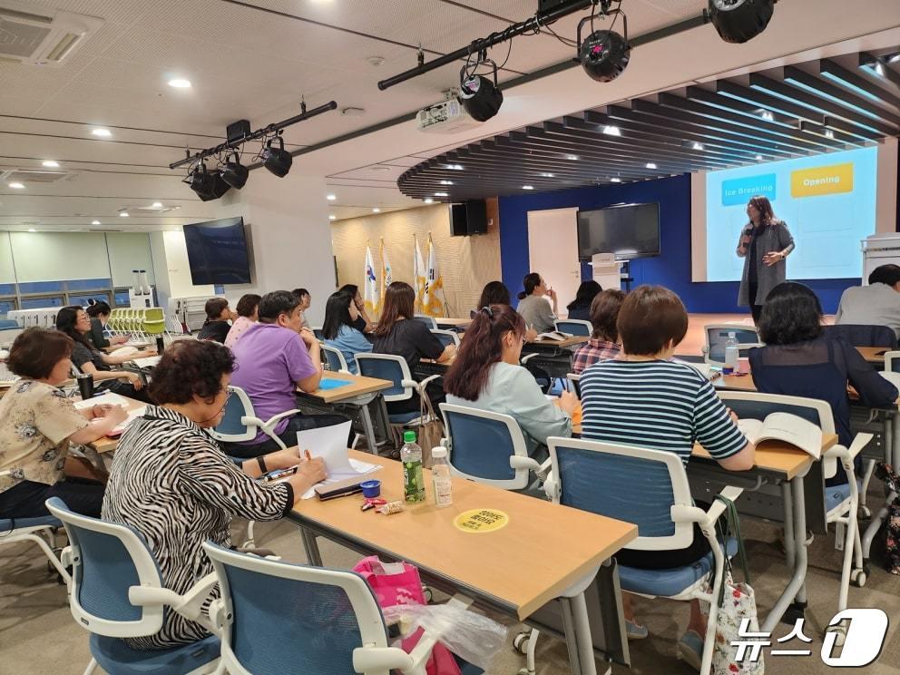 본문 이미지 - 지난해 서울시평생교육진흥원 운영 디지털 시민성 전문가 양성과정 수업 모습. (서울시 제공)ⓒ 뉴스1