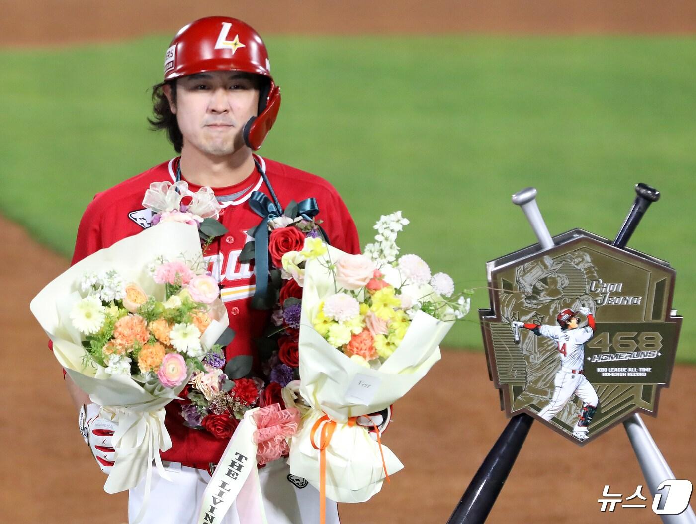 본문 이미지 - 24일 오후 부산 사직야구장에서 열린 '2024 신한 SOL 뱅크 KBO리그' 롯데 자이언츠와 SSG 랜더스의 경기, 5회초 2사 주자 없는 상황 SSG 최정이 468호 홈런으로 KBO리그 통산 최다 홈런 신기록을 달성했다. 2024.4.24/뉴스1 ⓒ News1 윤일지 기자