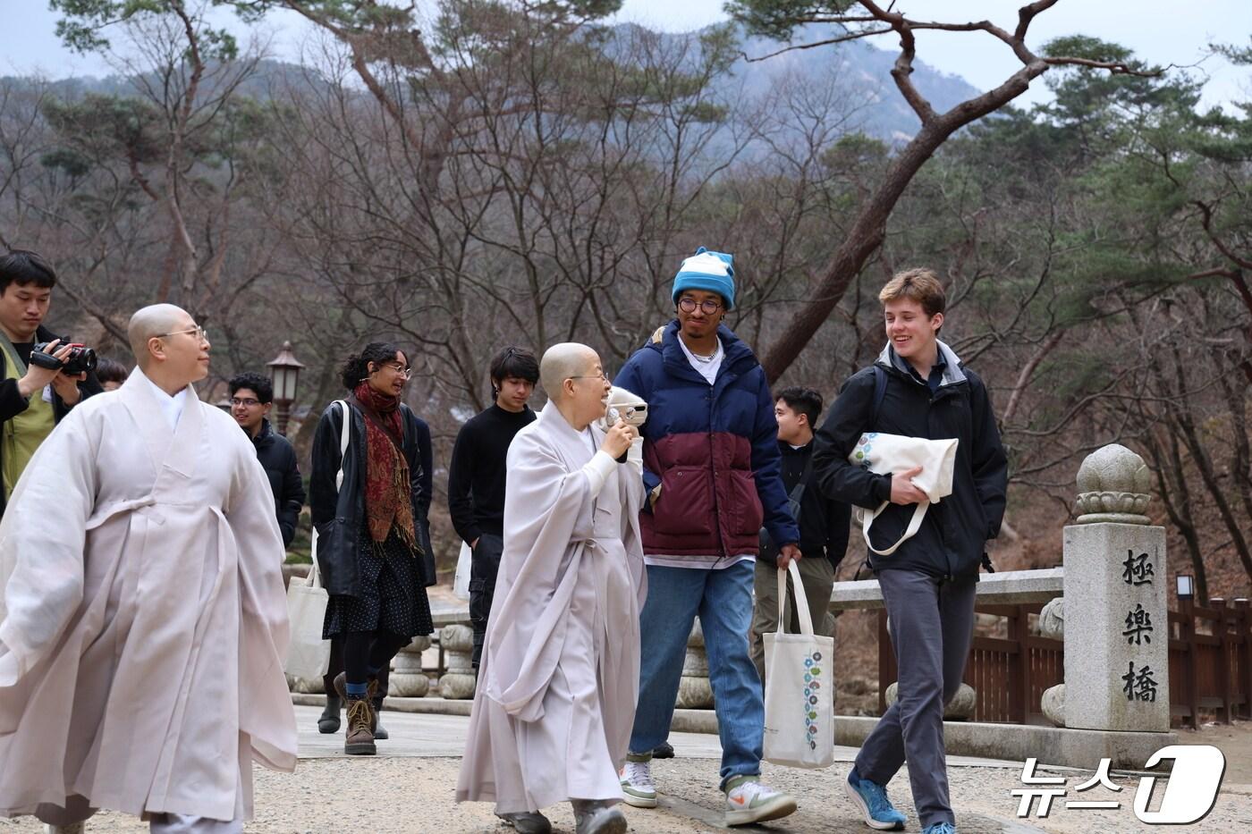 본문 이미지 - 지난달 하버드 오케스트라단원이 진관사에서 사찰음식과 명상체험을 체험한 교육여행(문체부 제공)