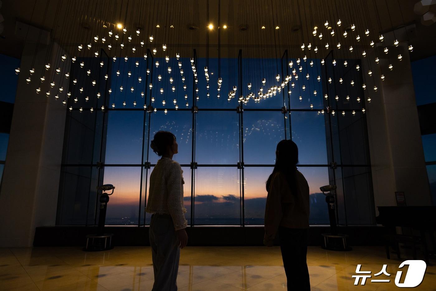 본문 이미지 - 신규 인터랙티브 미디어 아트 전시인 '어 데이 트립 투 서울 스카이'(A Day Trip To SEOUL SKY)(롯데월드 제공)