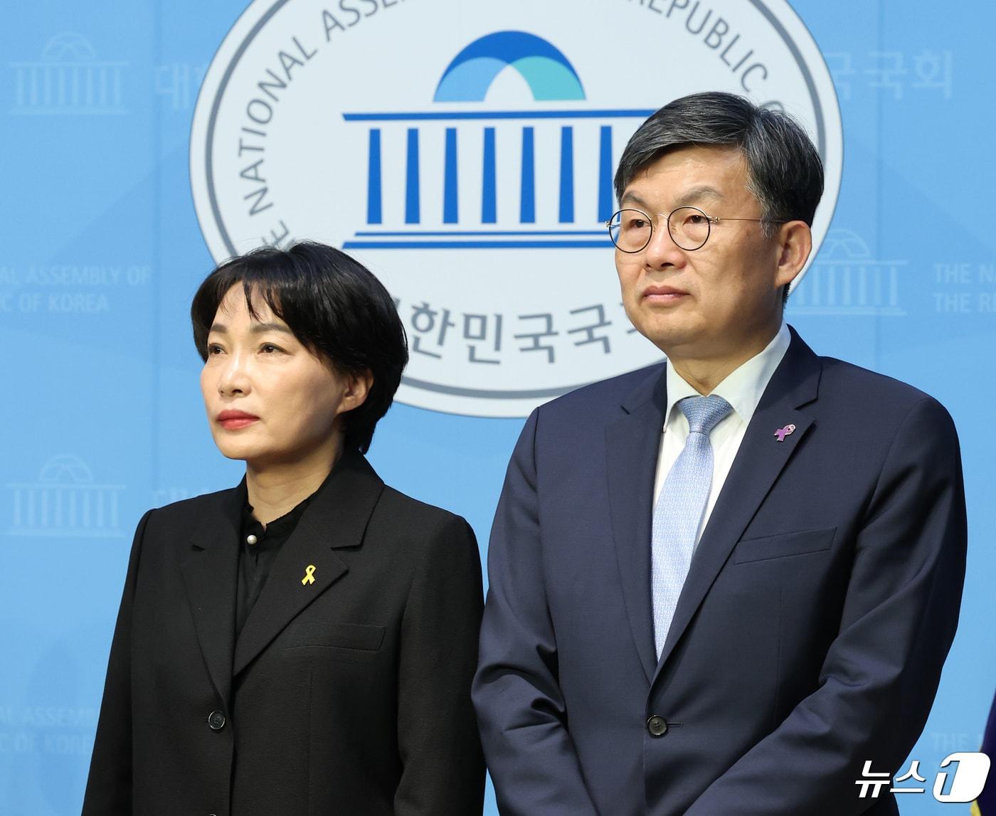본문 이미지 - 서미화, 김윤 더불어민주연합 당선인이 25일 서울 여의도 국회 소통관에서 열린 더불어민주당 합류와 관련 기자회견에 참석하고 있다. 2024.4.25/뉴스1 ⓒ News1 ,송원영 기자