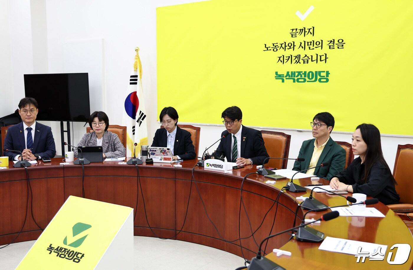 본문 이미지 - 김준우 녹색정의당 상임대표가 25일 오전 서울 여의도 국회에서 열린 상무위원회의에서 모두발언을 하고 있다. (자료사진) 2024.4.25/뉴스1 ⓒ News1 구윤성 기자
