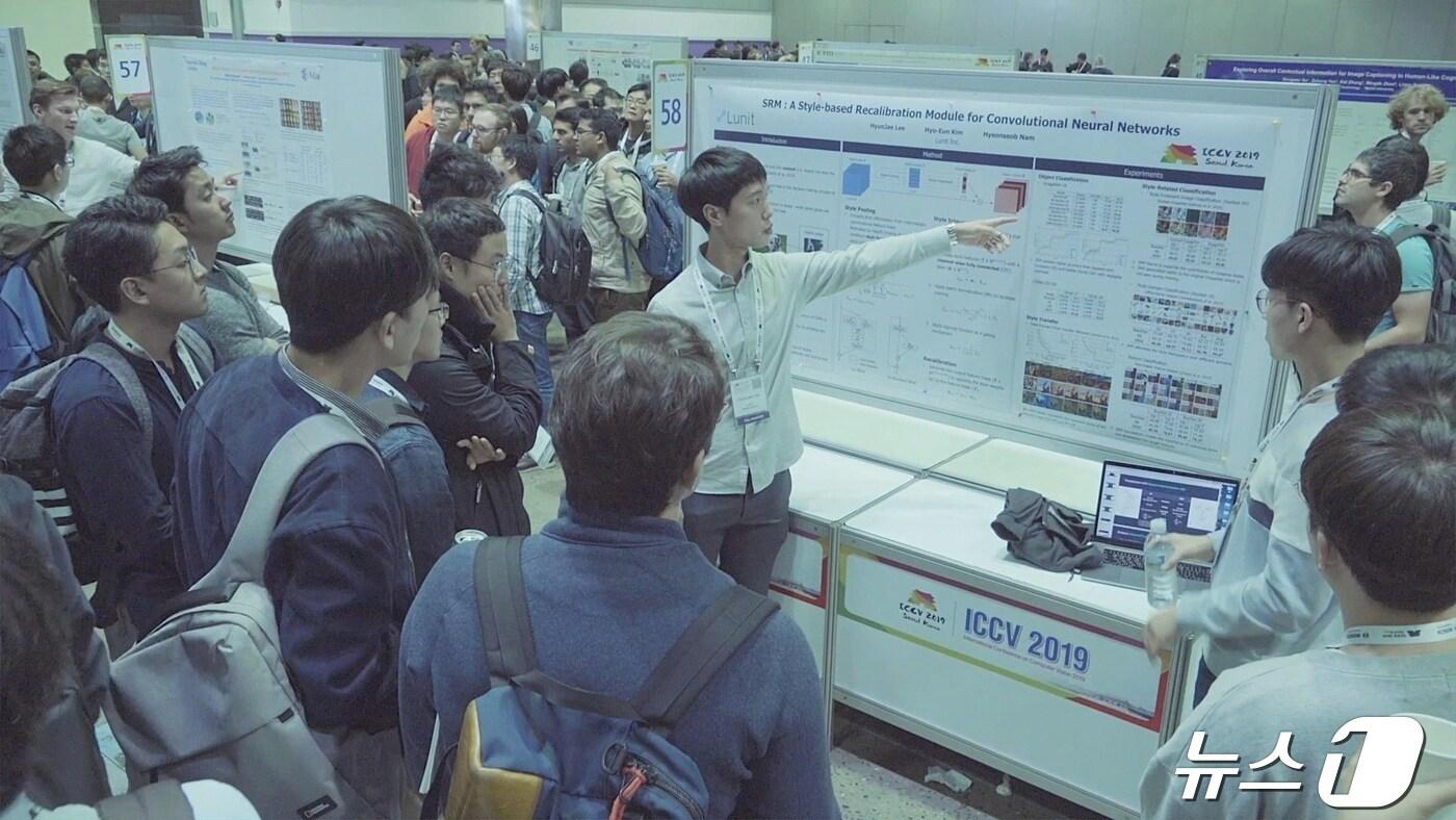 본문 이미지 - 루닛 관계자가 의료 AI를 활용한 연구결과를 소개하고 있다.(루닛 제공)/뉴스1 ⓒ News1