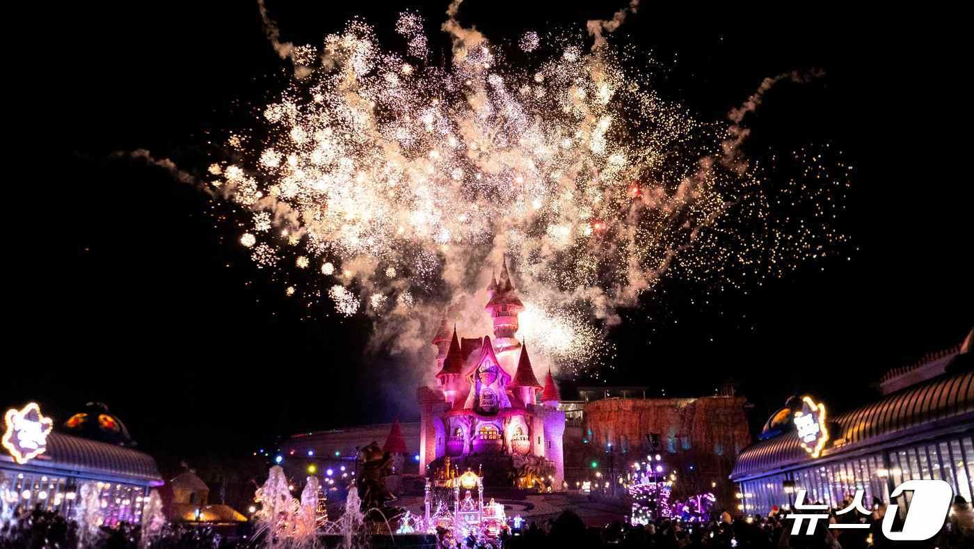 롯데월드 부산 불꽃놀이 나이트 퍼레이드 (롯데월드 부산 제공)