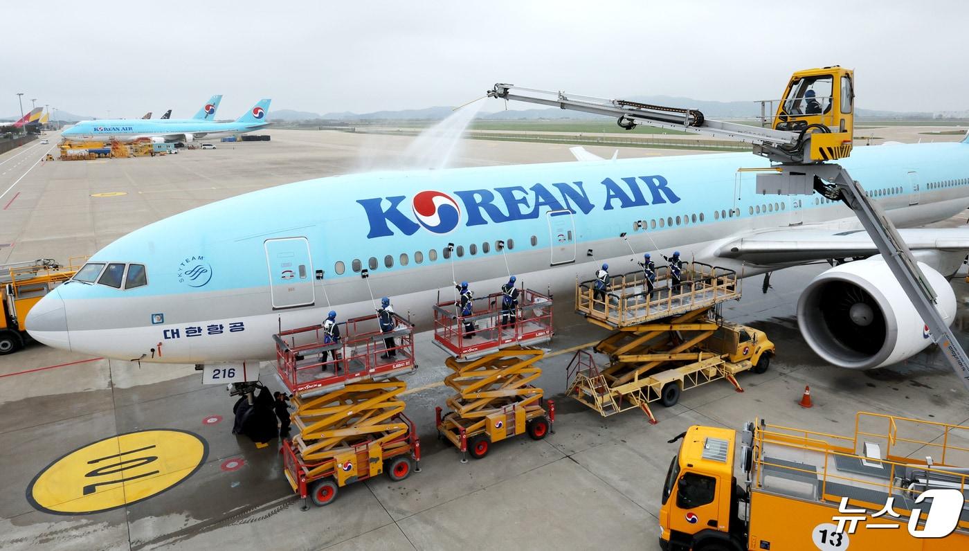 본문 이미지 - 25일 오전 인천 중구 인천국제공항 대한항공 격납고에서 직원들이 봄을 맞아 항공기 동체 세척을 하고 있다. 이날 동체 세척을 한 항공기는 HL8216으로 장거리 노선에 투입되는 보잉 777-300ER 기종이다. 2024.4.25/뉴스1 ⓒ News1 장수영 기자