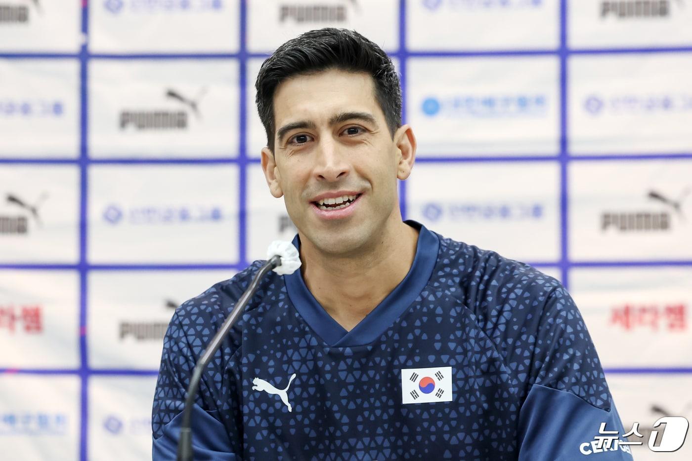 이사나예 라미레스 대한민국 남자배구 국가대표팀 감독이 25일 오전 서울 송파구 올림픽파크텔에서 열린 &#39;대한민국 배구 국가대표팀 신임 감독 기자회견&#39;에서 취임 소감을 밝히고 있다. 2024.4.25/뉴스1 ⓒ News1 민경석 기자