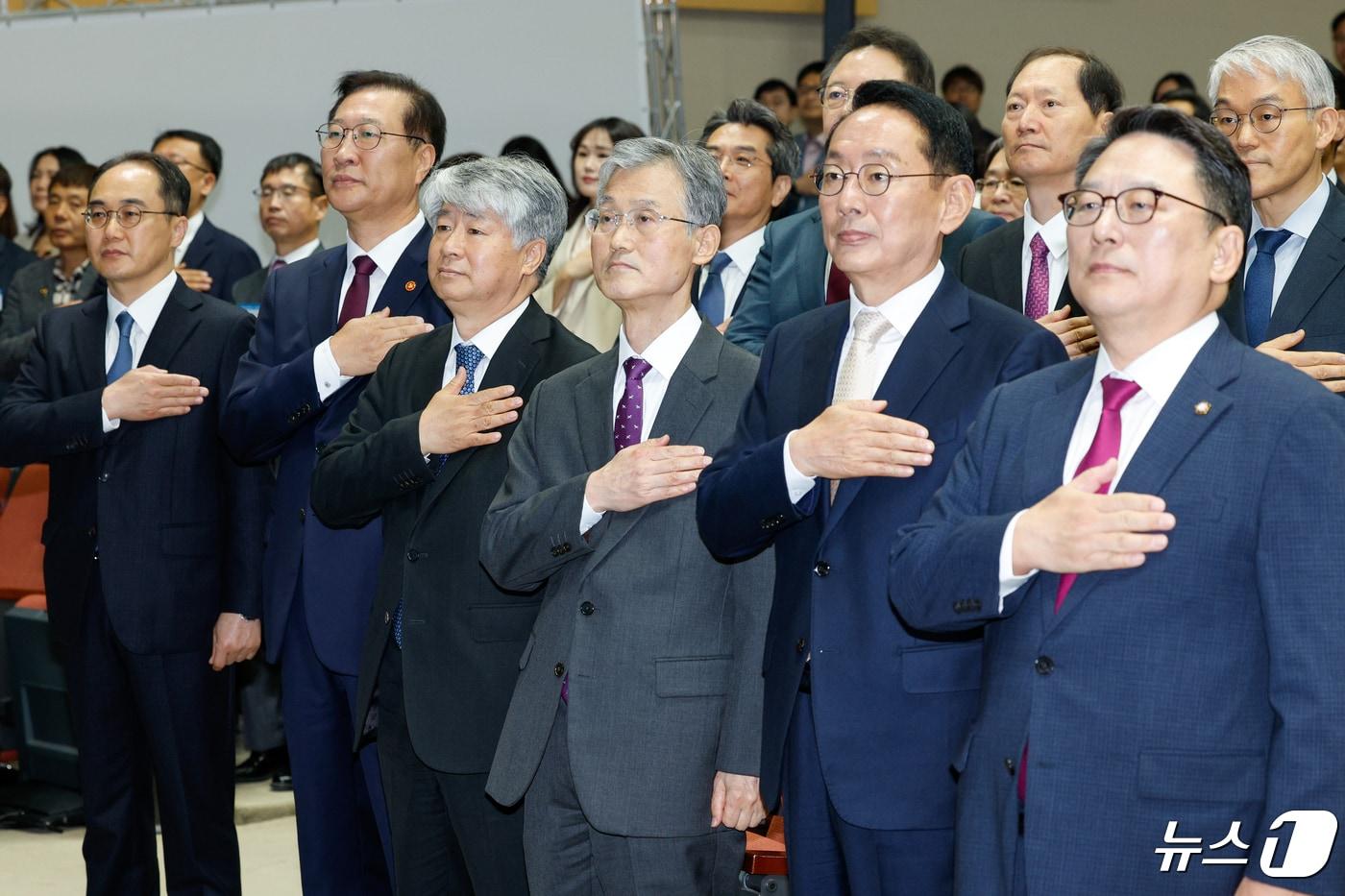 본문 이미지 - 이원석 검찰총장(앞줄 왼쪽부터), 박성재 법무부 장관, 이종석 헌법재판소장, 조희대 대법원장, 김도읍 국회 법제사법위원장, 김영훈 대한변호사협회장이 25일 서울 서초구 대검찰청에서 열린 제61회 법의 날 기념식에서 국기에 대한 경례를 하고 있다. 2024.4.25/뉴스1 ⓒ News1 안은나 기자