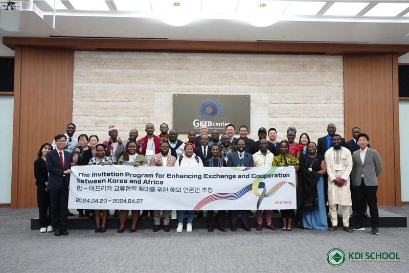 본문 이미지 - 세미나 참석 기자단, 아리랑TV 관계자 및 KDI대학원 교수 및 학생
