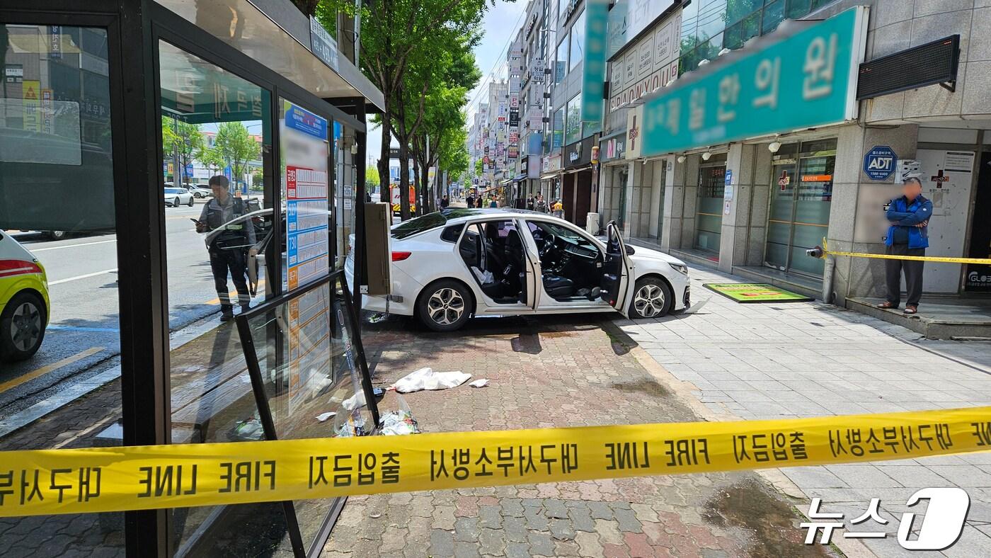 본문 이미지 - 24일 K5승용차를 몰던 운전자가 대구 북구 읍내동 칠곡 동화타운 앞에 있던 버스정류장을 덮쳤다.(강북소방서 제공)