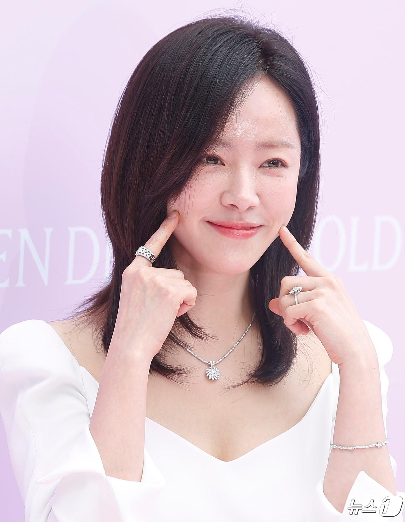 본문 이미지 - 배우 한지민이 25일 오전 서울 성수동 오우드 성수 1호점에서 열린 한 주얼리 브랜드 포토 행사에서 포즈를 취하고 있다. 2024.4.25/뉴스1 ⓒ News1 권현진 기자