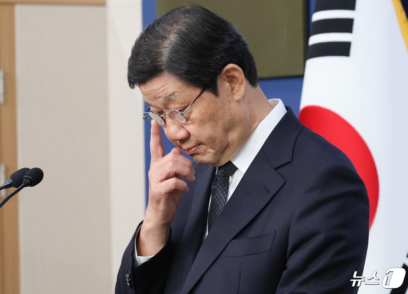 본문 이미지 - 노연홍 의료개혁특별위원회 위원장이 25일 서울 종로구 정부서울청사 별관에서 제1차 의료개혁특별위원회 회의 결과를 브리핑을 하기 앞서 안경을 고쳐쓰고 있다. 2024.4.25/뉴스1 ⓒ News1 허경 기자