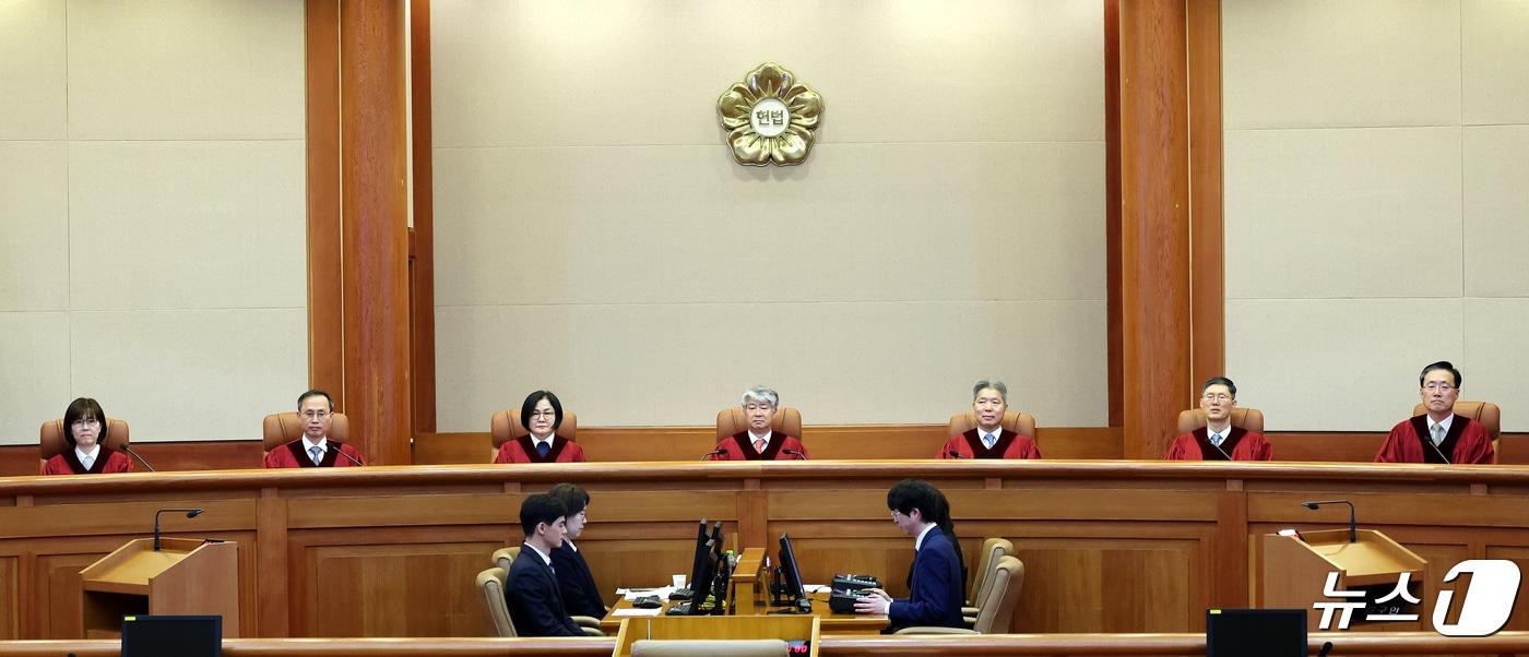 이종석 헌법재판소장을 비롯한 헌법재판관들이 25일 유류분 제도 위헌법률심판 및 헌법소원 선고에 참석하고 있다. 2024.4.25/뉴스1 ⓒ News1 박지혜 기자