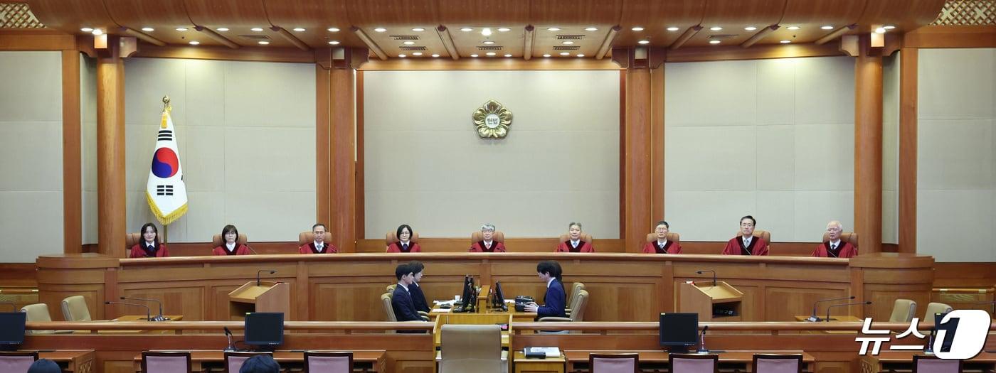 본문 이미지 - 이종석 헌법재판소장을 비롯한 헌법재판관들이 25일 서울 종로구 헌법재판소 대심판정에서 열린 민법 제1112조 등 유류분 제도에 대한 위헌법률심판 및 헌법소원 선고에 참석하고 있다. 이날 헌법재판소는 고인의 의사와 관계없이 법정 상속인들의 최소 상속금액을 보장하는 유류분 제도의 위헌 여부를 결정한다. 2024.4.25/뉴스1 ⓒ News1 박지혜 기자