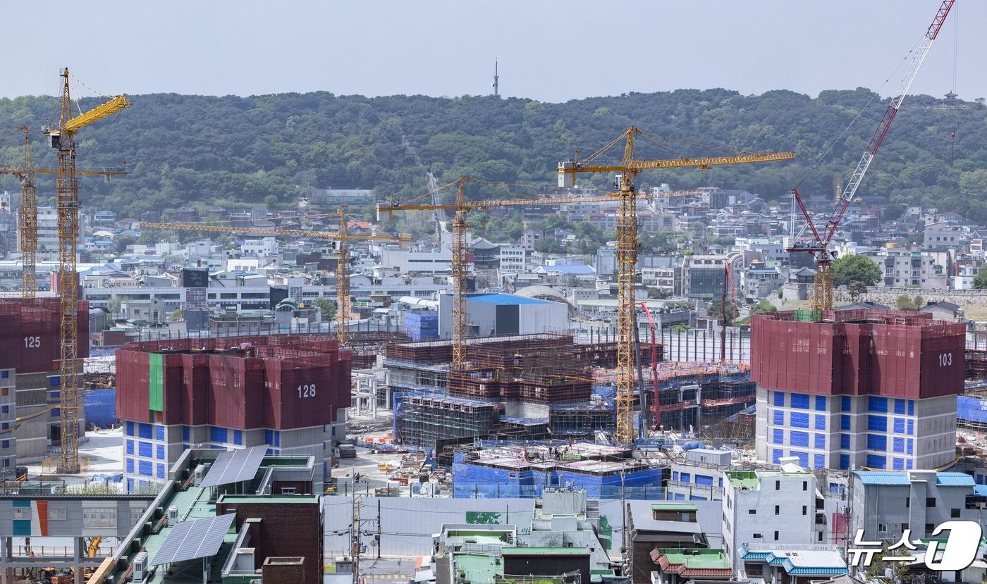 수출 회복과 대면 활동 확대에 따른 민간소비 증가 등에 올해 1분기(1~3월) 한국 경제가 직전 분기 대비 1.3% 성장했다. 수출만 아니라 민간소비, 건설까지 모두 호조를 보여 예상보다 높은 성장률을 기록했다. 한국은행은 올해 1분기 실질 국내총생산(GDP) 성장률(속보치·전 분기 대비)이 1.3%로 집계됐다고 밝혔다. 사진은 지난달 25일 경기도 수원시의 한 건설현장의 모습. 2024.4.25/뉴스1 ⓒ News1 이재명 기자