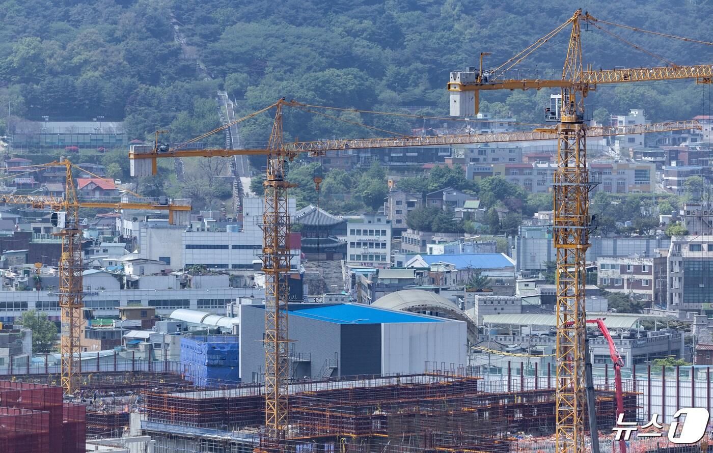 경기도 수원시의 한 건설현장의 모습. 2024.4.25/뉴스1 ⓒ News1 이재명 기자