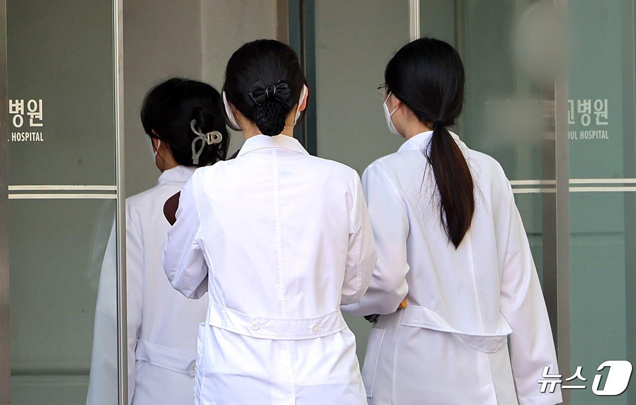 본문 이미지 - 정부의 의대 정원 확대에 반발하는 전공의를 비롯한 의료계의 집단행동이 장기화 되고 있는 25일 서울의 한 대학병원에서 의료진이 오가고 있다. 2024.4.25/뉴스1 ⓒ News1 김진환 기자