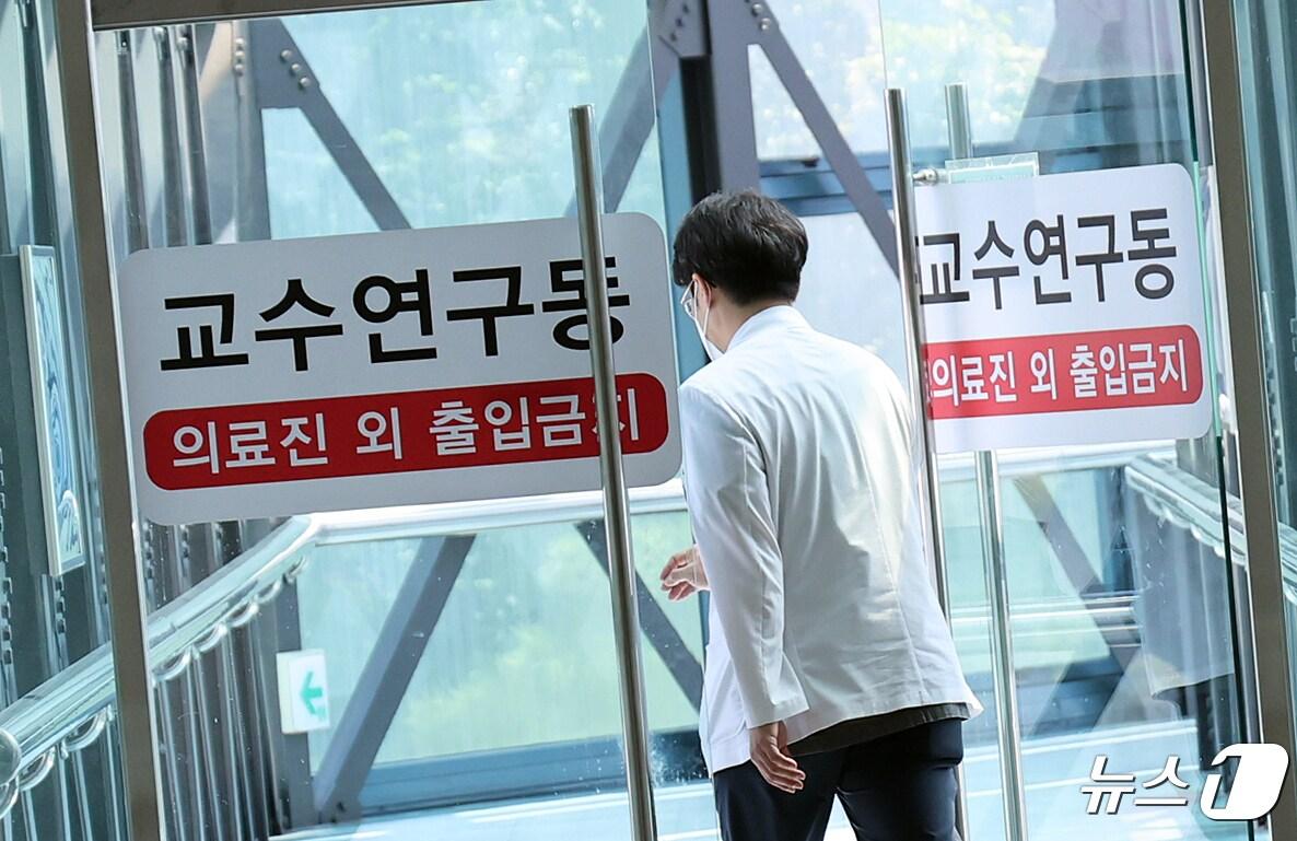 본문 이미지 - 정부의 의대 정원 확대에 반발하는 전공의를 비롯한 의료계의 집단행동이 장기화 되고 있는 25일 서울의 한 대학병원에서 의료진이 오가고 있다. 한편, '빅5' 병원을 포함한 전국 의대 교수들은 병원과 진료과별 사정에 따라 이날부터 사직을 시작한다. 의대 교수들은 의대 정원 확대 등 정부의 의료개혁에 반대해 지난달 25일 집단으로 사직서를 제출했는데, 이날로 1개월이 지나 민법상 사직서의 효력이 발생할 것이라는 우려의 목소리가 나오고 있다. 2024.4.25/뉴스1 ⓒ News1 김진환 기자