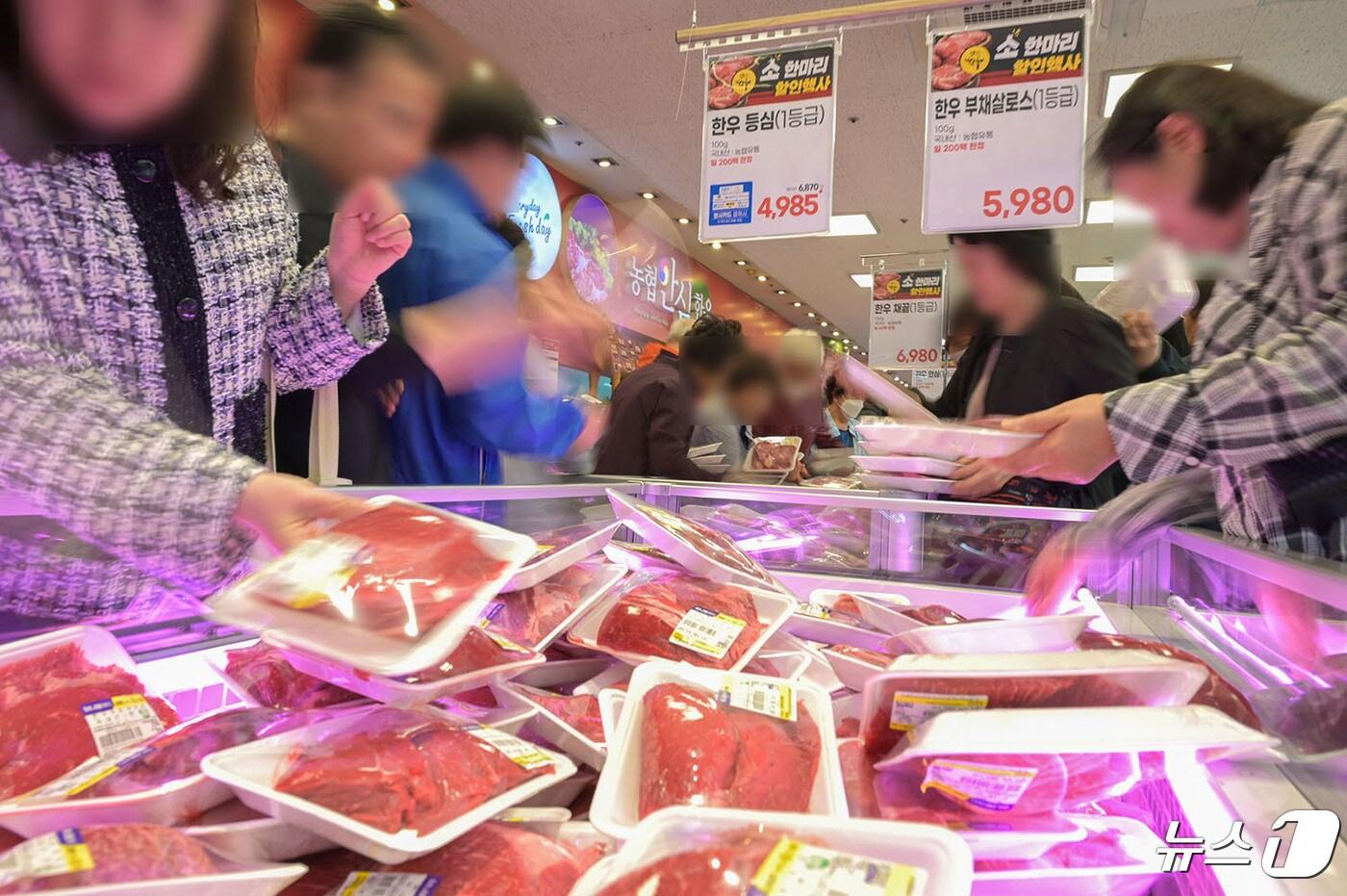 서울 서초구 농협 하나로마트 양재점에서 열린 한우 한 마리 행사장에 고객들이 모여 있다. (농협유통 제공)/뉴스1