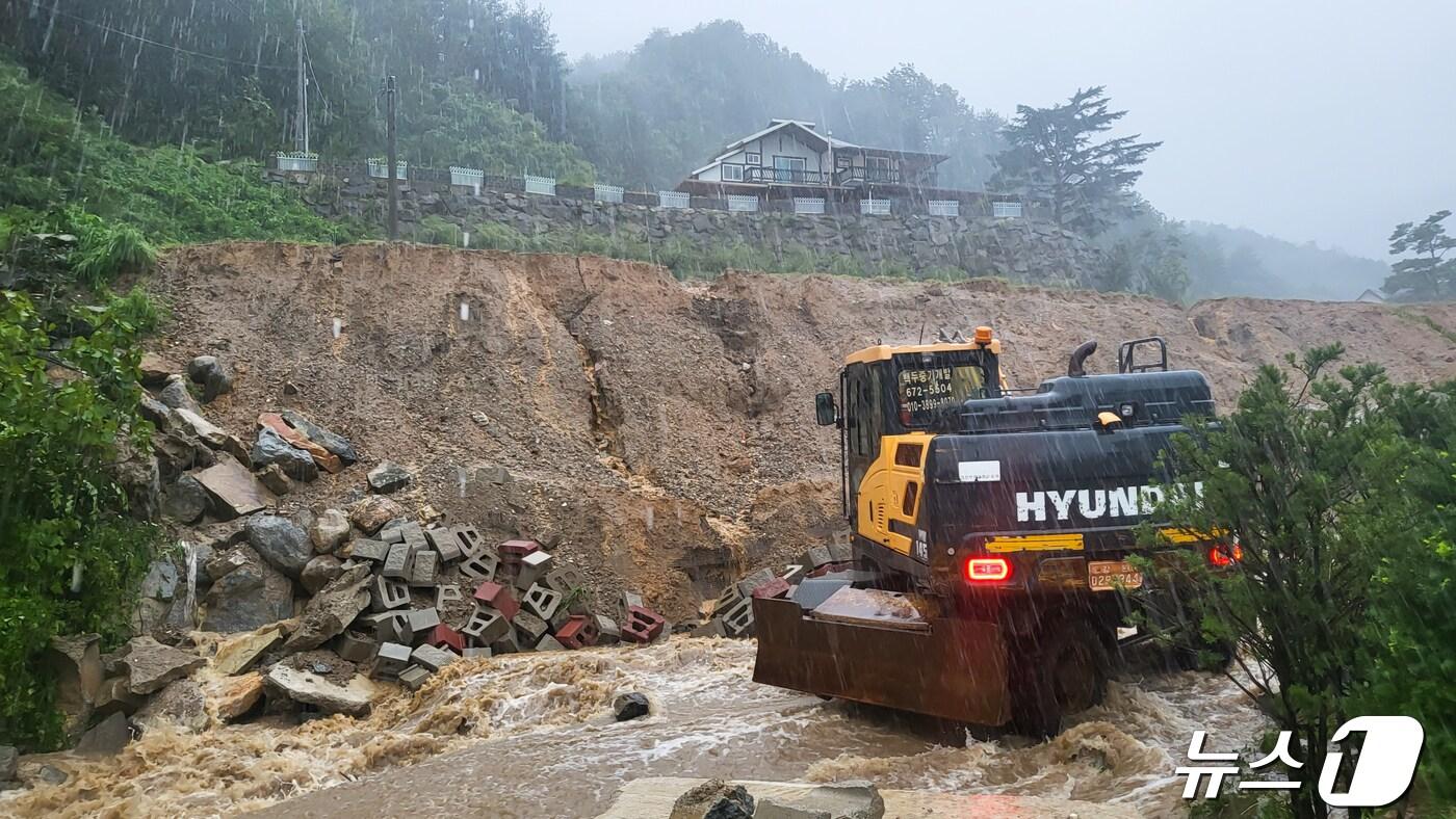 본문 이미지 - 지난해 태풍 '카눈' 북상 당시 양양군 강현면 피해 현장.(양양군 제공) 2024.4.25/뉴스1