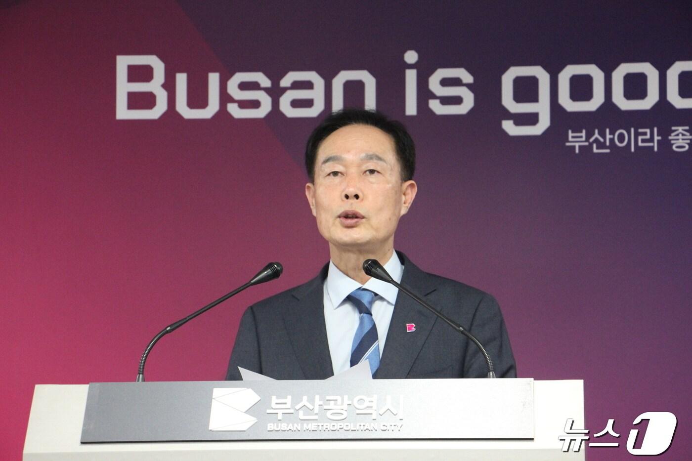 신창호 부산시 디지털혁신실장은 25일 오후 시청 브리핑룸에서 기자회견을 하고 있다.2024.4.25. 손연우 기자