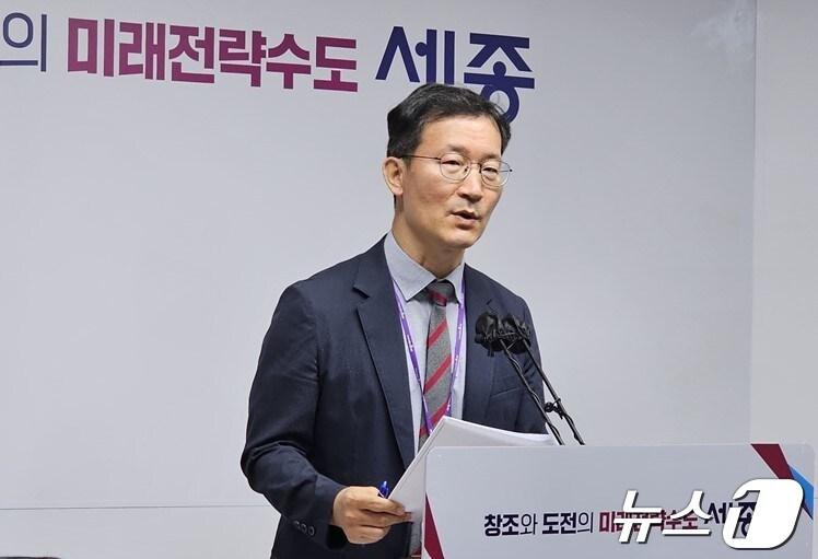 본문 이미지 - 조수창 세종시 재난안전실장이 25일 오후 시청 2층 정음실에서 민생사법경찰팀의 불법영업 의심 숙박업소에 대한 단속 결과를 설명하고 있다.  ⓒ 뉴스1 장동열 기자