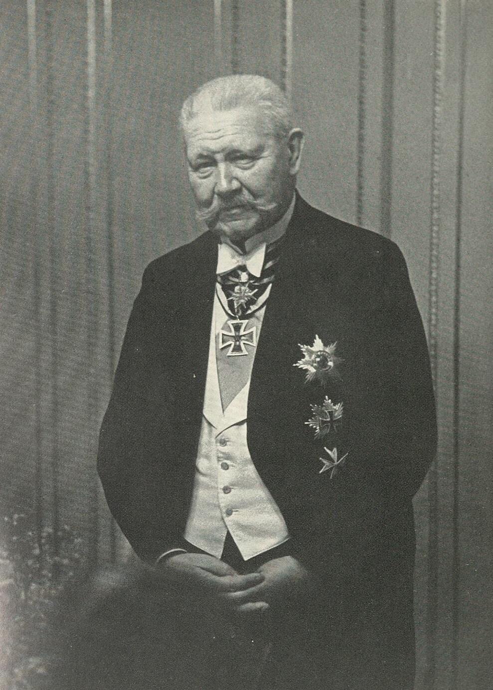 본문 이미지 - 파울 폰 힌덴부르크(출처: Erich Salomon, 흑백사진(1934), Wikimedia Commons, Public Domain)