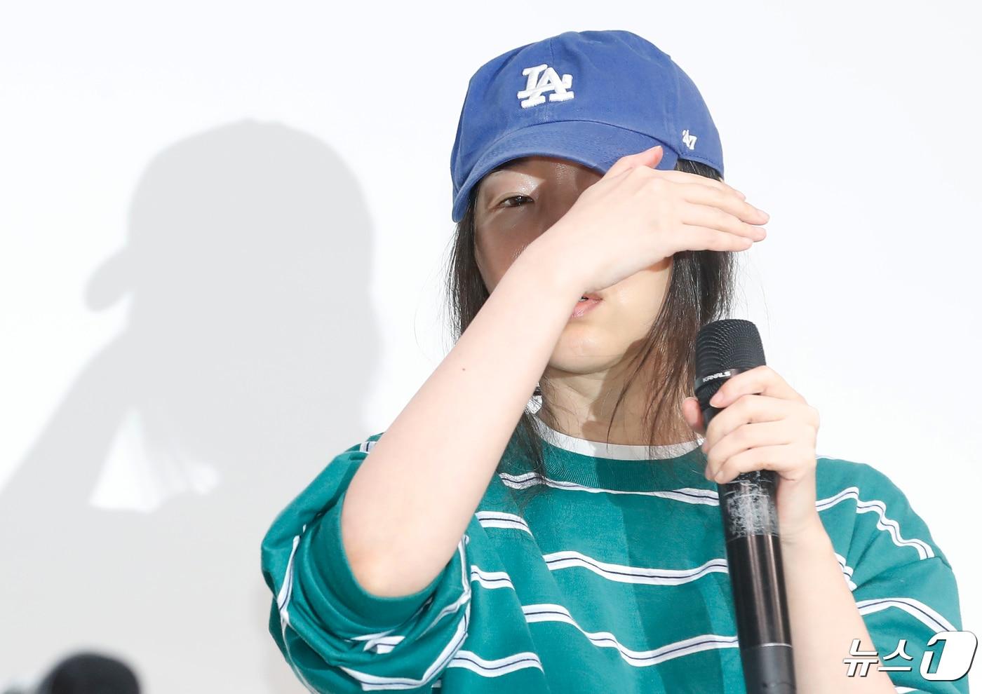 그룹 뉴진스의 소속사 어도어 민희진 대표가 25일 서울 서초구 한국컨퍼런스센터에서 하이브 경영권 탈취 시도와 관련한 배임 의혹에 긴급기자회견을 열었다. 민 대표가 많은 플래시 세례에 기자회견을 잠시 중단하고 있다. 2024.4.25/뉴스1 ⓒ News1 권현진 기자