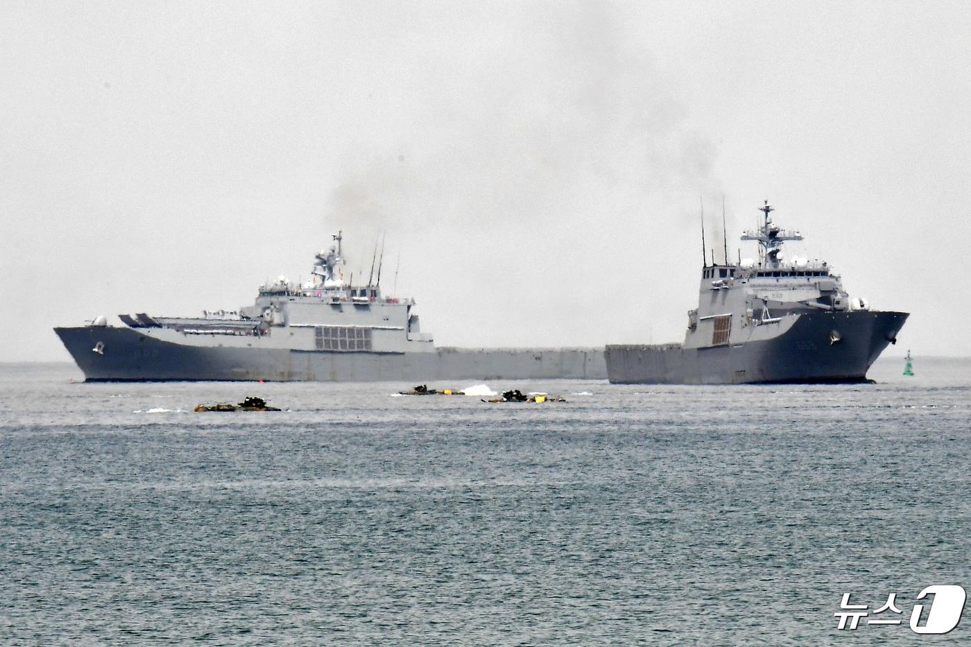 해병대 1사단이 25일 경북 포항시 남구 도구해안에서 &#39;2024 여단급 합동상륙훈련을 실시하고 있다. KAAV&#40;한국형상륙돌격장갑차&#41;로 가상의 적 해안에 상륙한 해병대원들이 돌격하고 있다.2024.4.25/뉴스1 ⓒ News1 최창호 기자