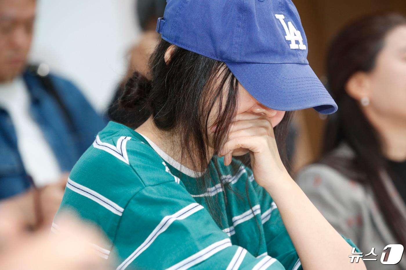 본문 이미지 - 그룹 뉴진스의 소속사 어도어 민희진 대표가 25일 서울 서초구 한국컨퍼런스센터에서 하이브 경영권 탈취 시도와 관련한 배임 의혹에 긴급기자회견을 열었다. 민 대표가 많은 플래시 세례에 고개를 숙이고 있다. 2024.4.25/뉴스1 ⓒ News1 권현진 기자