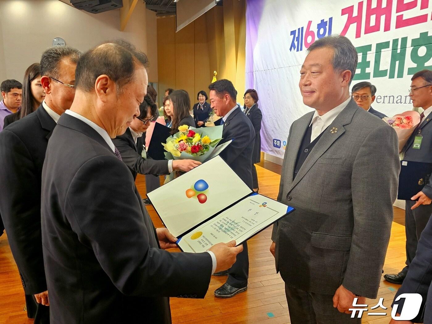 본문 이미지 - 한경봉 군산시의회 의원(사진 오른쪽)이 '거버넌스 지방정치 대상'을 수상하고 있다.(군산시의회 제공) 2024.4.25/뉴스1