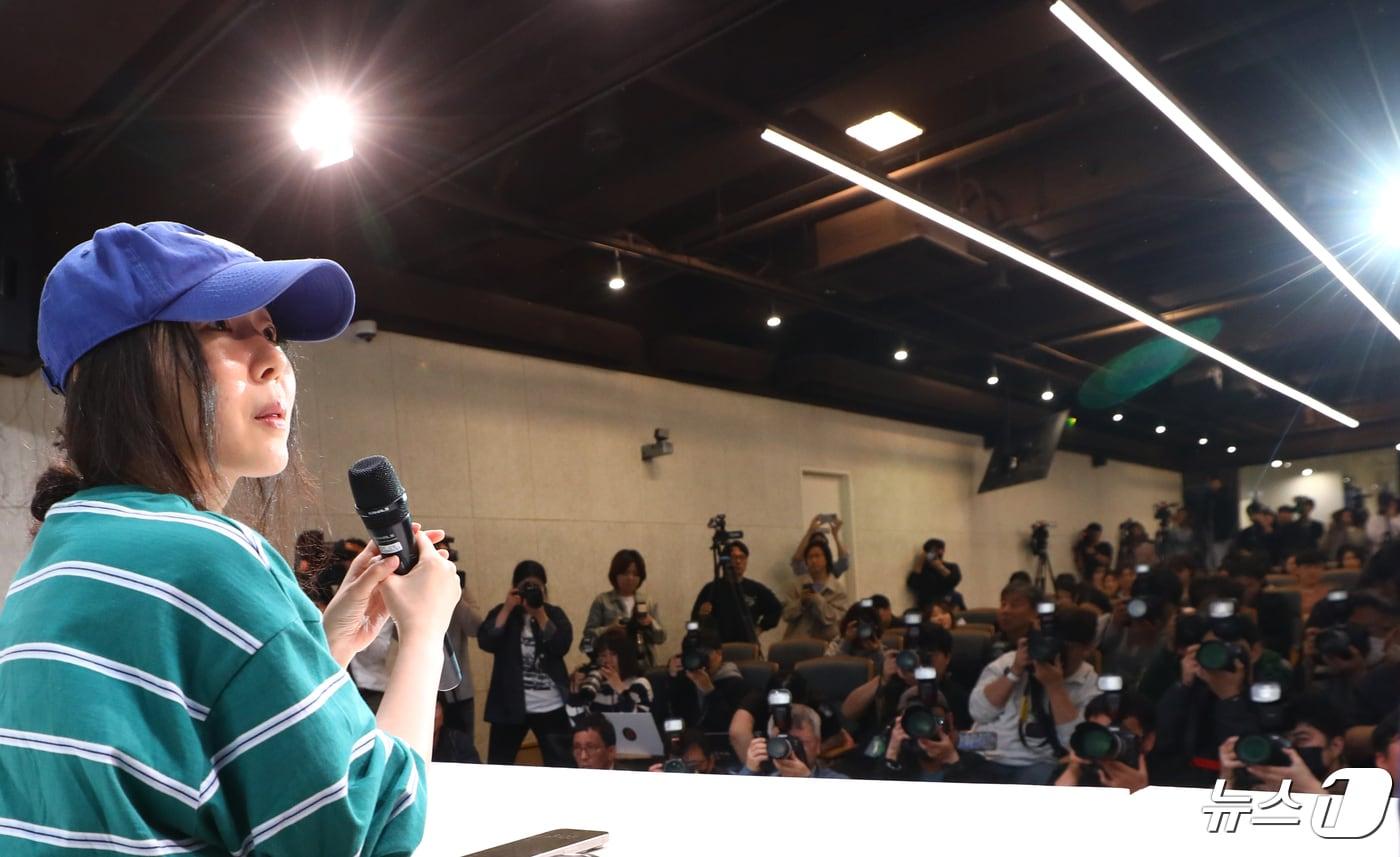 그룹 뉴진스의 소속사 어도어 민희진 대표가 25일 서울 서초구 한국컨퍼런스센터에서 하이브 경영권 탈취 시도와 관련한 배임 의혹에 긴급기자회견을 갖고 있다. 2024.4.25/뉴스1 ⓒ News1 권현진 기자