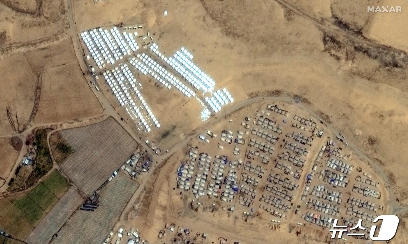 본문 이미지 - 23일(현지시간) 이스라엘의 가자지구 최남단 라파 공격이 임박한 가운데, 라파 인근에 피란민들을 대피시키기 위한 대규모 텐트촌이 건설되는 모습이 포착됐다. 2024.04.25/ ⓒ 로이터=뉴스1 ⓒ News1 박재하 기자