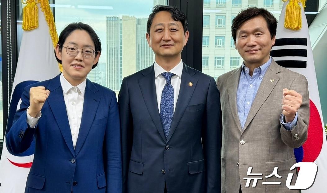 본문 이미지 - 조지연 당선인(왼쪽)과 조현일 경산시장(오른쪽)이 지난 23일 안덕근 산업통상자원부 장관을 만나 경산지식산업지구 내 대형 아웃렛 유치를 위한 적극적인 협조를 요청한 뒤 함께 사진을 찍고 있다. (경산시 제공) 2024.4.23/뉴스1