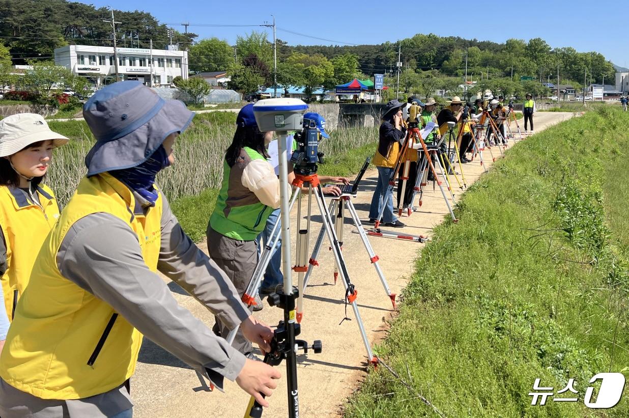본문 이미지 - 지적측량 모습.(광주시 제공)2024.4.25/뉴스1 ⓒ News1 박준배 기자