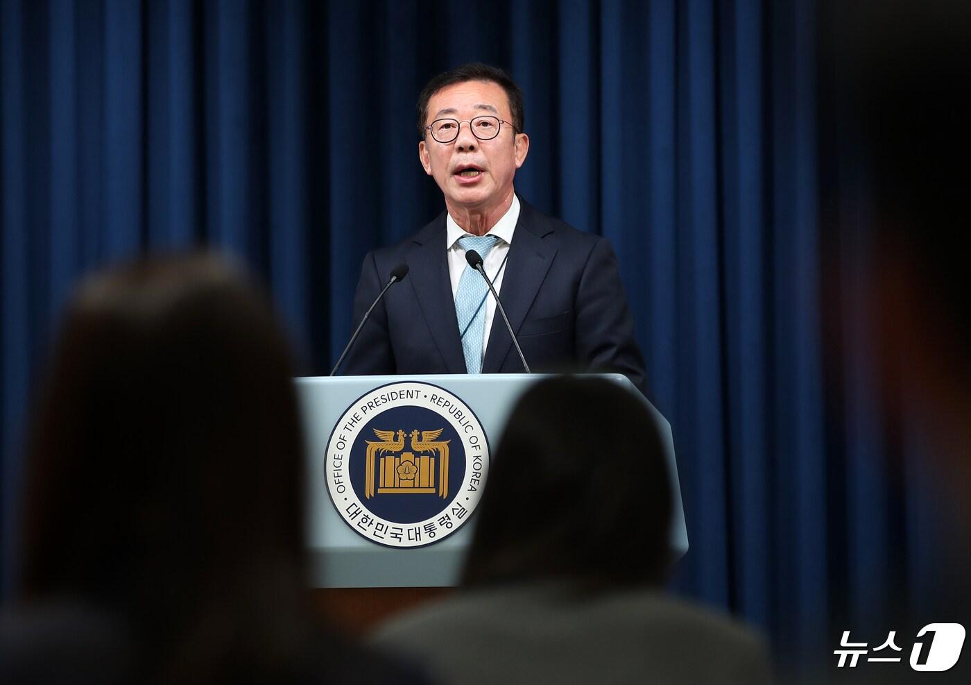 본문 이미지 - 홍철호 대통령실 정무수석이 25일 용산 대통령실 청사에서 윤석열 대통령과 이재명 더불어민주당 대표의 '영수회담' 2차 실무회동 관련 브리핑을 하고 있다. 2024.4.25/뉴스1 ⓒ News1 오대일 기자