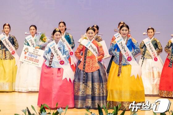 본문 이미지 - 제57회 단종문화제가 오는 26일부터 오는 28일까지 강원 영월에서 펼쳐진다. 사진은 문화제 행사 중 하나인 정순왕후 선발대회 자료사진. (뉴스1 DB)