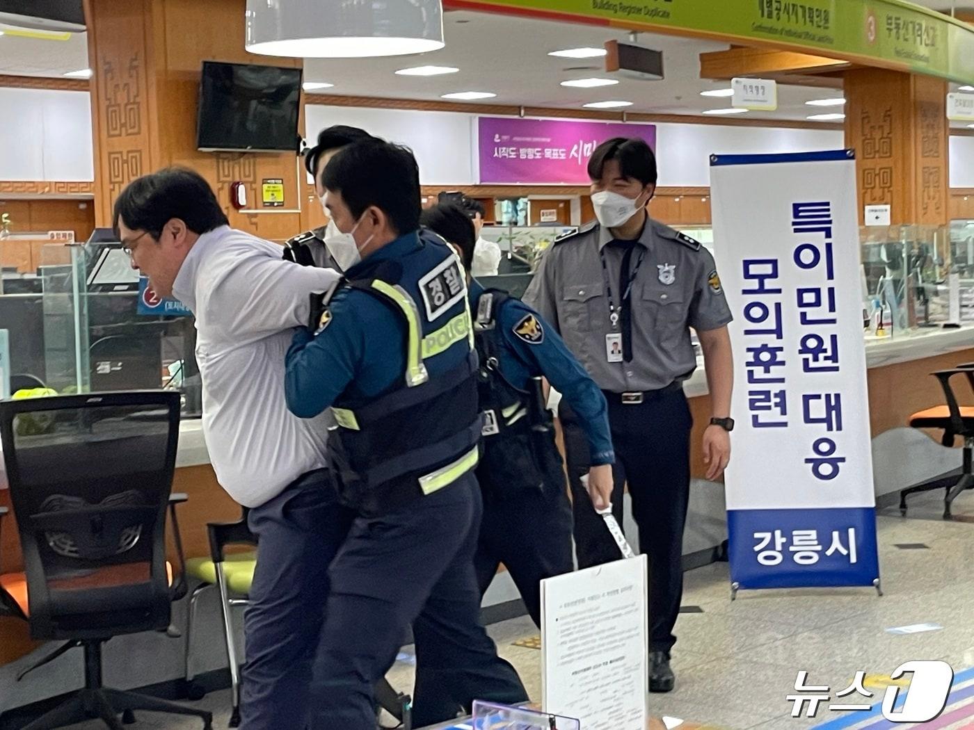 본문 이미지 - 강릉시, 25일 '민원 응대 비상상황' 대비 경찰 합동 모의훈련.(강릉시 제공) 2024.4.25/뉴스1