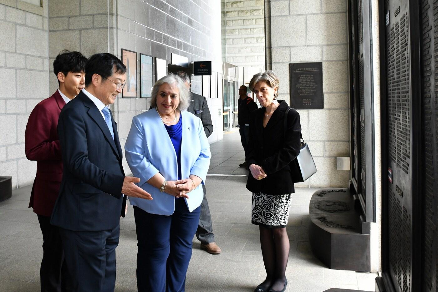 본문 이미지 - 백승주 전쟁기념사업회장이 알렉산드라 파파도풀루 그리스 외교부 차관에게 전쟁기념관 전사자명비를 설명하는 모습이다. (전쟁기념사업회 제공)