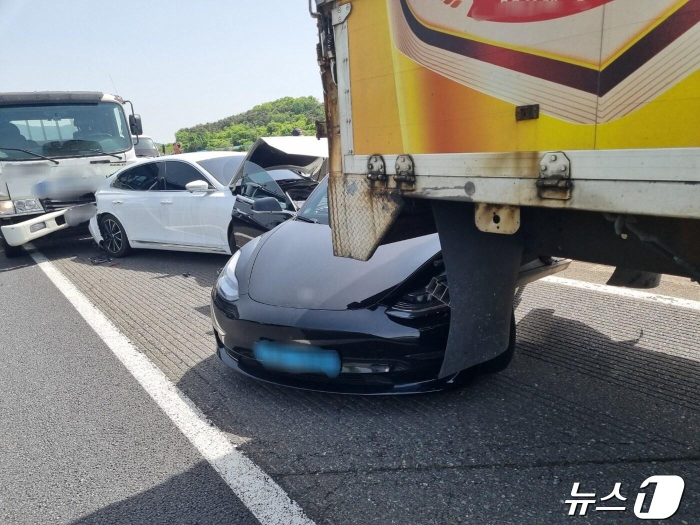 본문 이미지 - 25일 오후 2시5분쯤 경남 창녕군 중부내륙고속도로 35.2km 지점에서 6중 추돌사고가 발생했다. 사진은 사고 현장모습(독자제공)