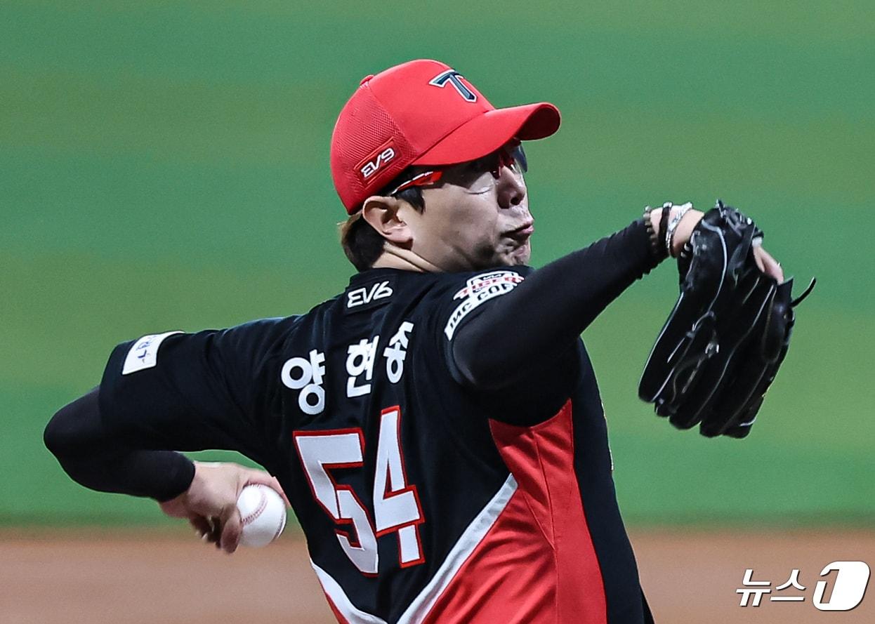 본문 이미지 - 25일 오후 서울 고척스카이돔에서 열린 2024 신한은행 SOL뱅크 KBO리그 KIA 타이거즈와 키움 히어로즈의 경기, KIA 선발투수 양현종이 1회말 등판해 힘차게 공을 던지고 있다. 2024.4.25/뉴스1 ⓒ News1 김도우 기자