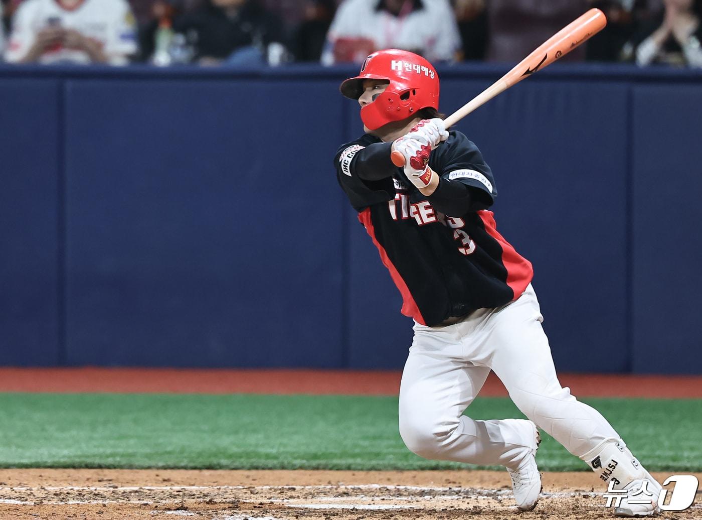본문 이미지 - 25일 오후 서울 고척스카이돔에서 열린 2024 신한은행 SOL뱅크 KBO리그 KIA 타이거즈와 키움 히어로즈의 경기, 5회초 무사만루 상황에서 KIA 김선빈이 1타점 적시타를 치고 있다. 2024.4.25/뉴스1 ⓒ News1 김도우 기자