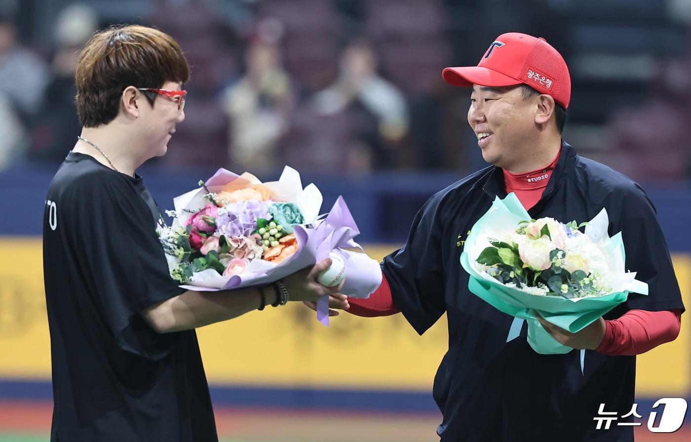 본문 이미지 - 25일 오후 서울 고척스카이돔에서 열린 2024 신한은행 SOL뱅크 KBO리그 KIA 타이거즈와 키움 히어로즈의 경기, KIA 선발투수 양현종이 이범호 감독에게 꽃다발을 전달받고 있다. 2024.4.25/뉴스1 ⓒ News1 김도우 기자