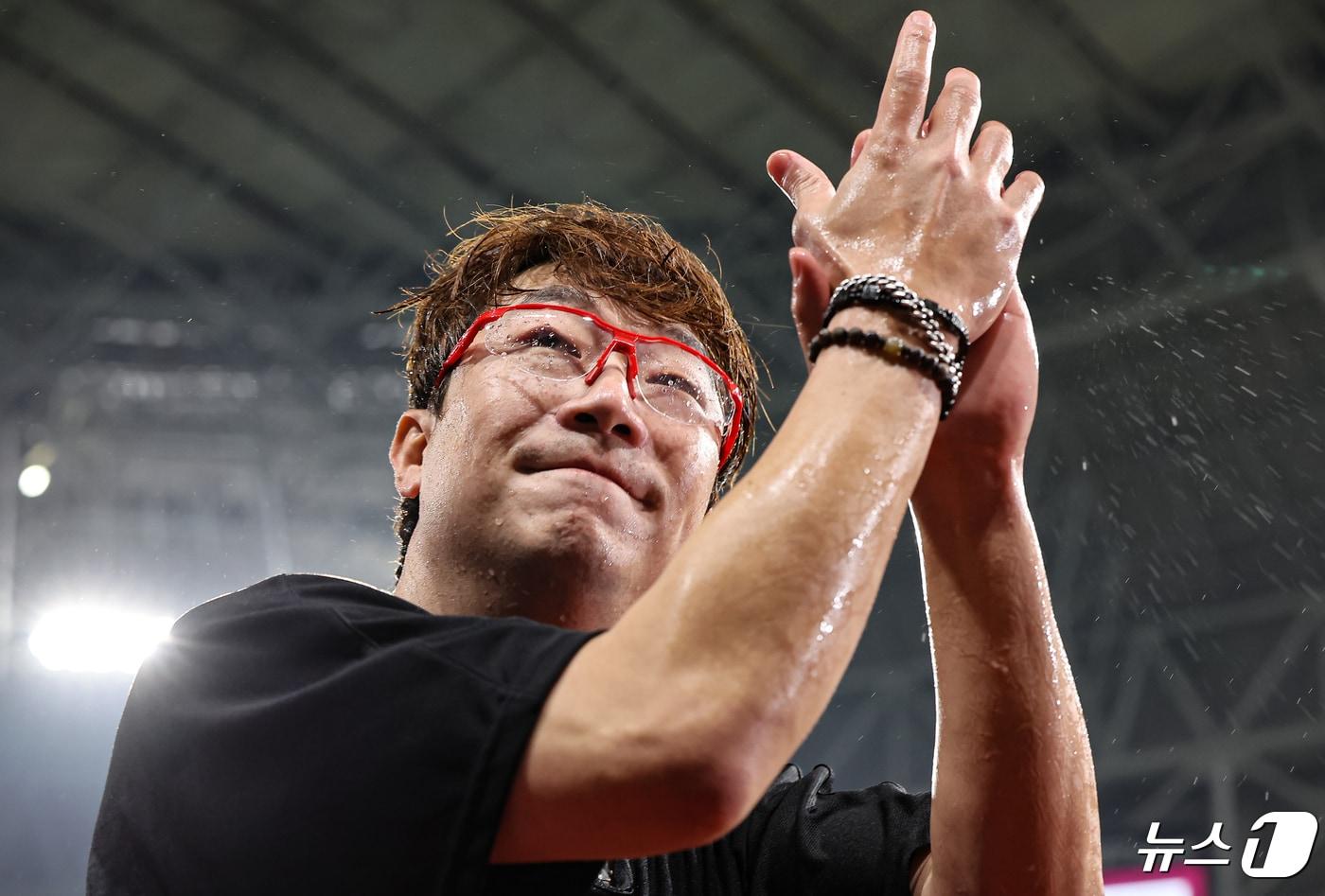 25일 오후 서울 고척스카이돔에서 열린 2024 신한은행 SOL뱅크 KBO리그 KIA 타이거즈와 키움 히어로즈의 경기, 통산 170승을 달성한 KIA 양현종이 승리 후 관중들에게 인사하고 있다. 2024.4.25/뉴스1 ⓒ News1 김도우 기자